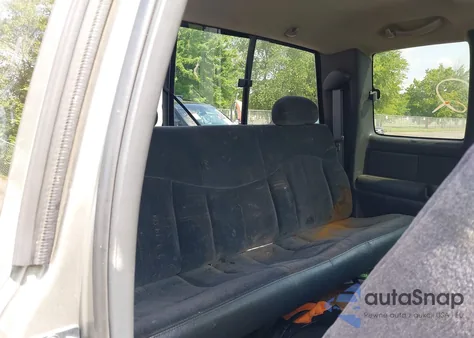 2000 Chevrolet Silverado 1500 Ls z USA, uszkodzony, nr VIN 1GCEK19T8YE155896